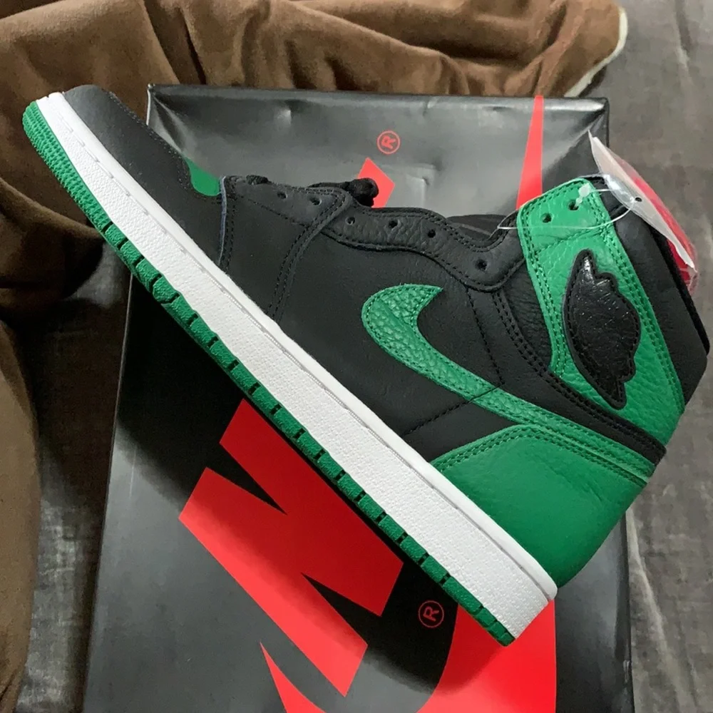 Air Jordan 1 Retro High - Picture 8 of 11